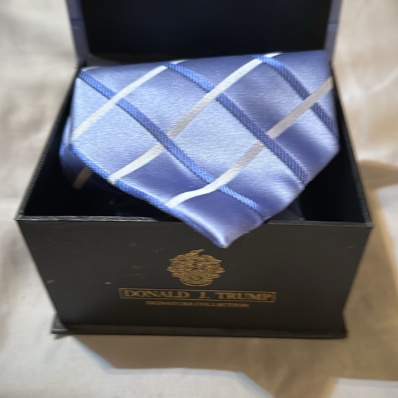 Blue and Gray Plaid Tie box with Authentic Donald Trump tie, Never worn - Picture 3 of 6